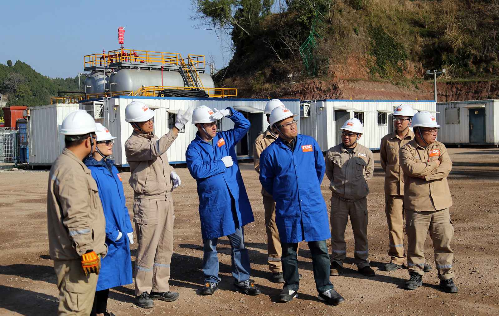 洛克石油首席执行官Lorne一行莅临角76井组钻井现场考察工作(图1)